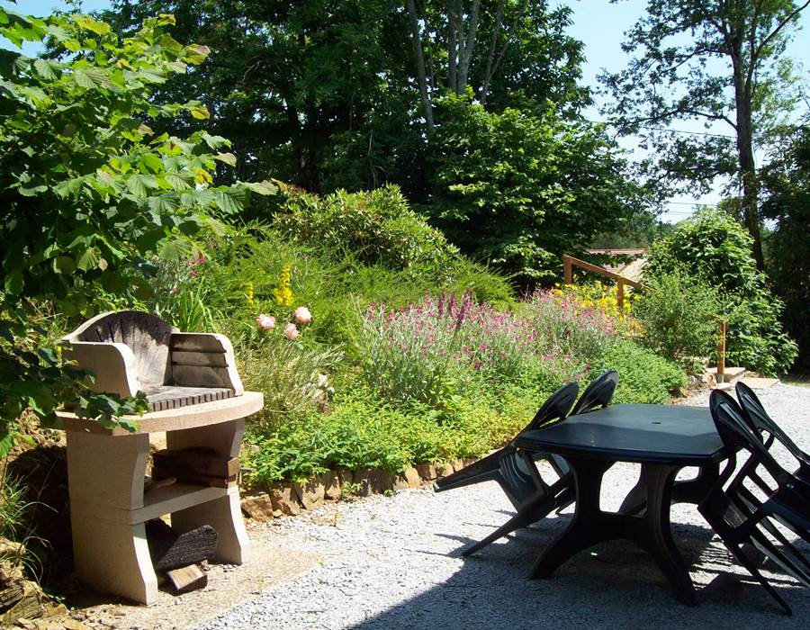 A  la porte de la cuisine, une terrasse avec barbecue