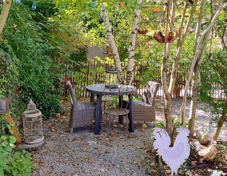 16-bis-gite-hotel-marssac-jardin-table-chaises