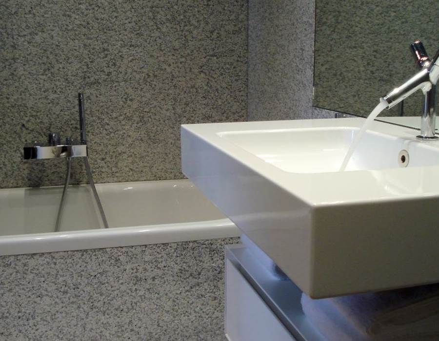 Chambre 1 Baignoire et lavabo