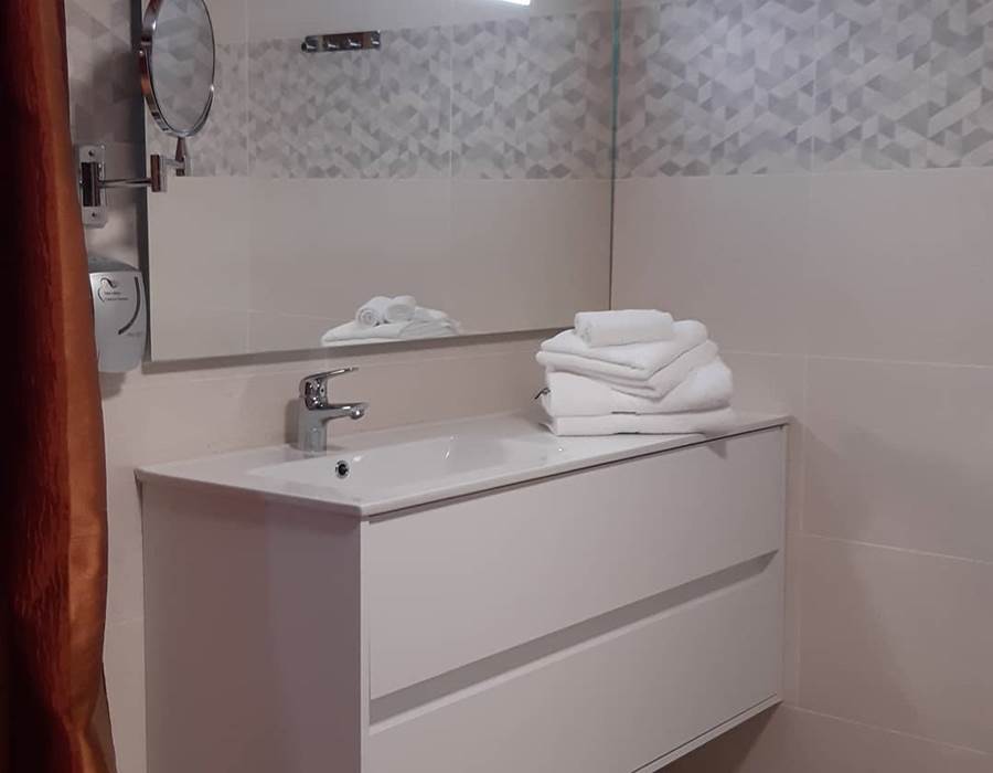 chambre l'R de Rien, espace sanitaire - lavabo avec meuble lavabo, rénovation juin 2021