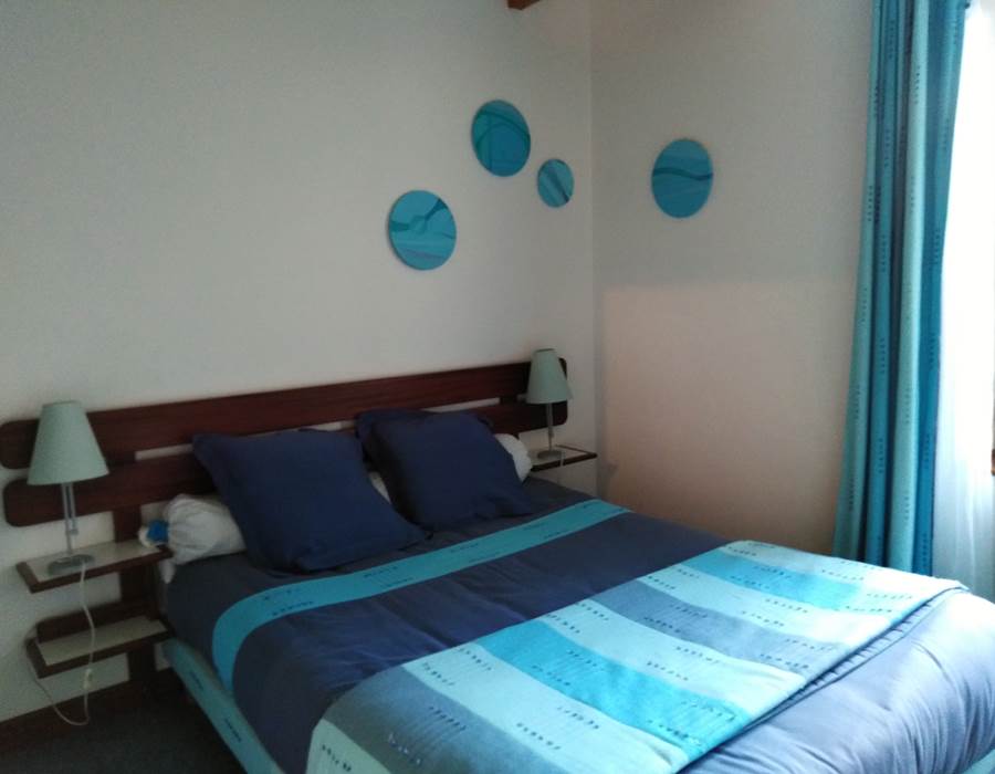 La chambre est éclairée par 1 fenêtre et un puit de lumière.