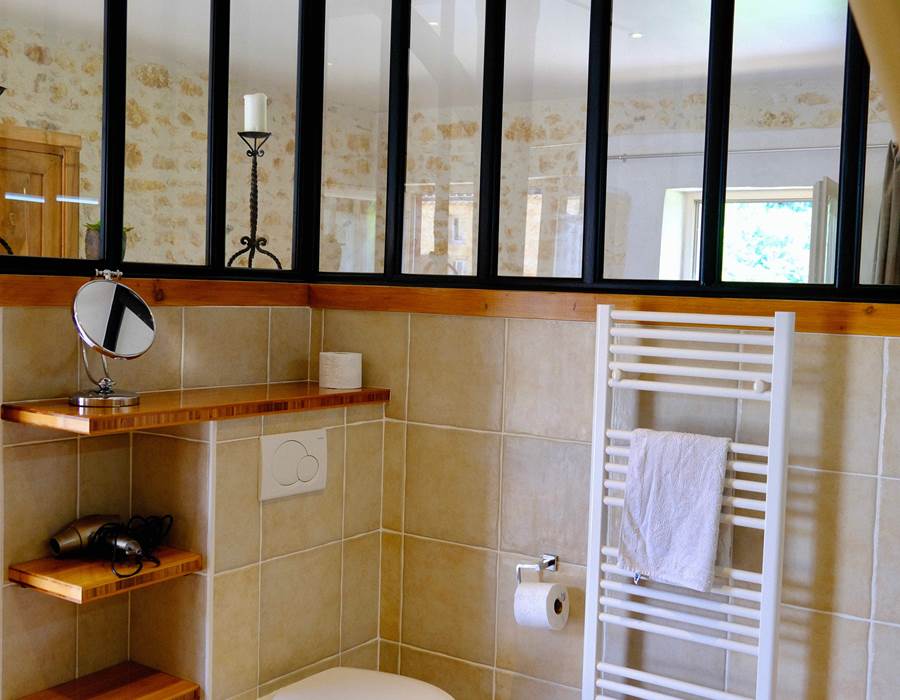DOMAINE DU CHAMP DE L'HOSTE - chambres d'hôtes à Larzac 24170 - Dordogne - location suite côté pré - location maison de vacances - suite de charme - salle d'eau -