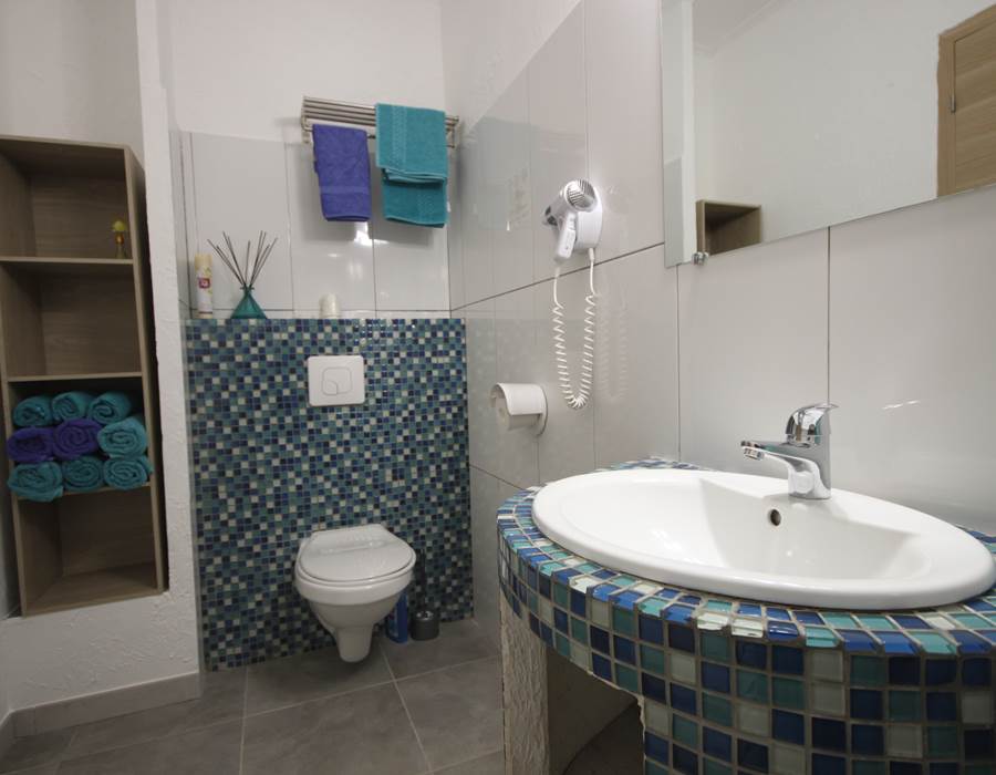 Salle-d-eau-T2-Agriates-Appart-Bleu-Azur-Corse