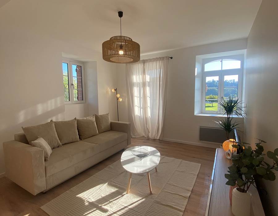salon-lumineux-appartement-cambo-les-bains-location.jpg