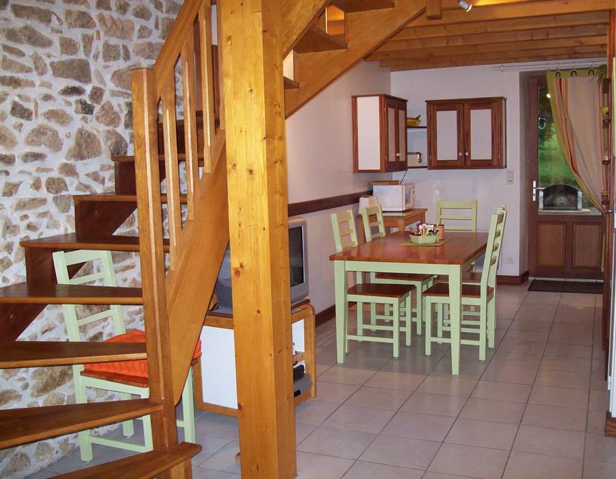 Depuis le salon, vue sur la porte extérieure côté cuisine au soleil levant !