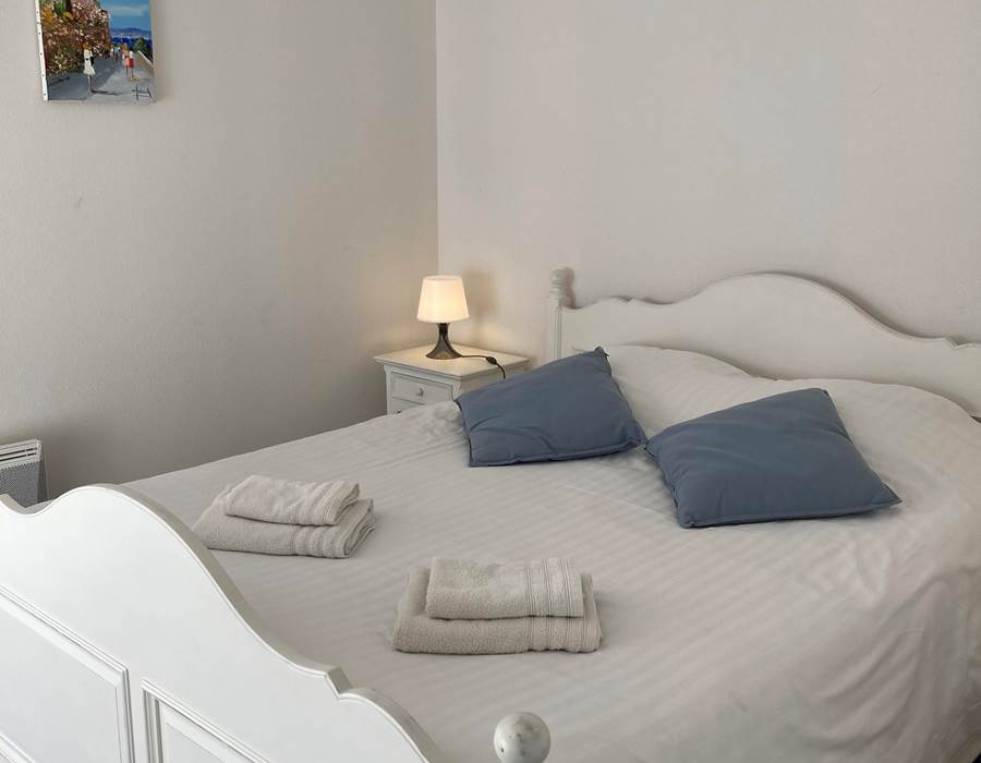 chambre, lit king size, ambiance cosy, oreiller en plus,