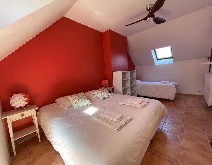 La Grande Chambre de l'étage ( 1 lit 180x200 + 1 lit 90x200)