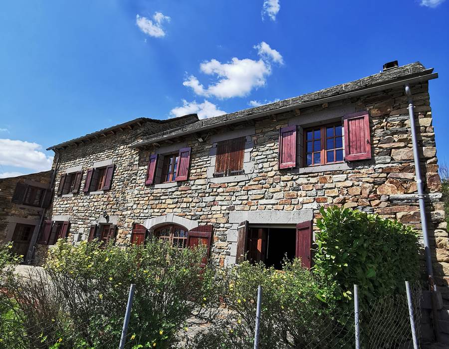 Terrasse et petit jardin clôturé.