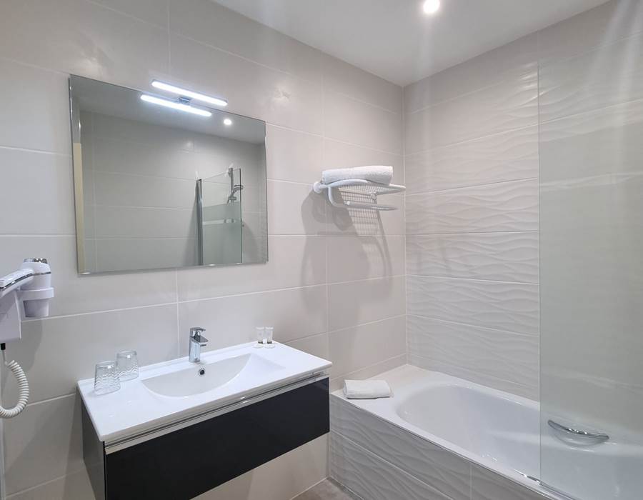 grande salle de bain baignoire