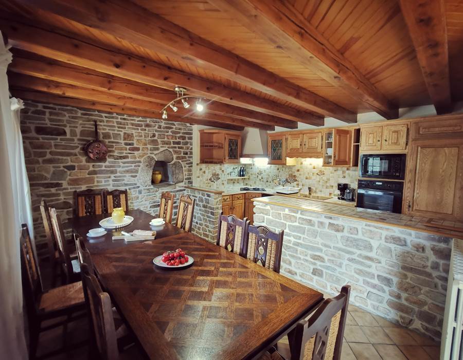 Cuisine équipée et grande tablée