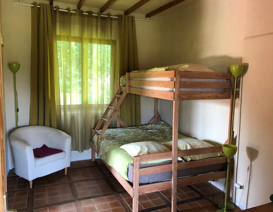 Chambre enfant : un lit double et un lit simple superposé