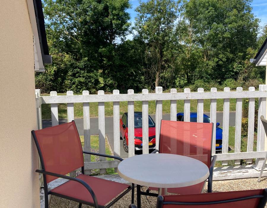 le-sherman-chambre-avec-balcon-terrasse-3-personnes-verdure-situation-idéale-