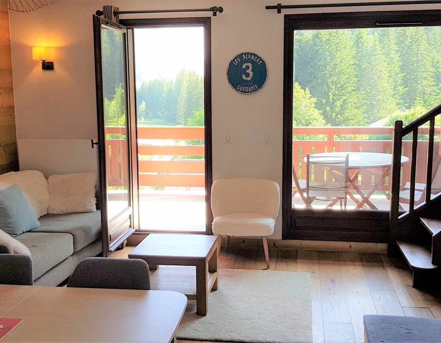 Grand séjour cuisine avec vue dégagée sur les montagnes