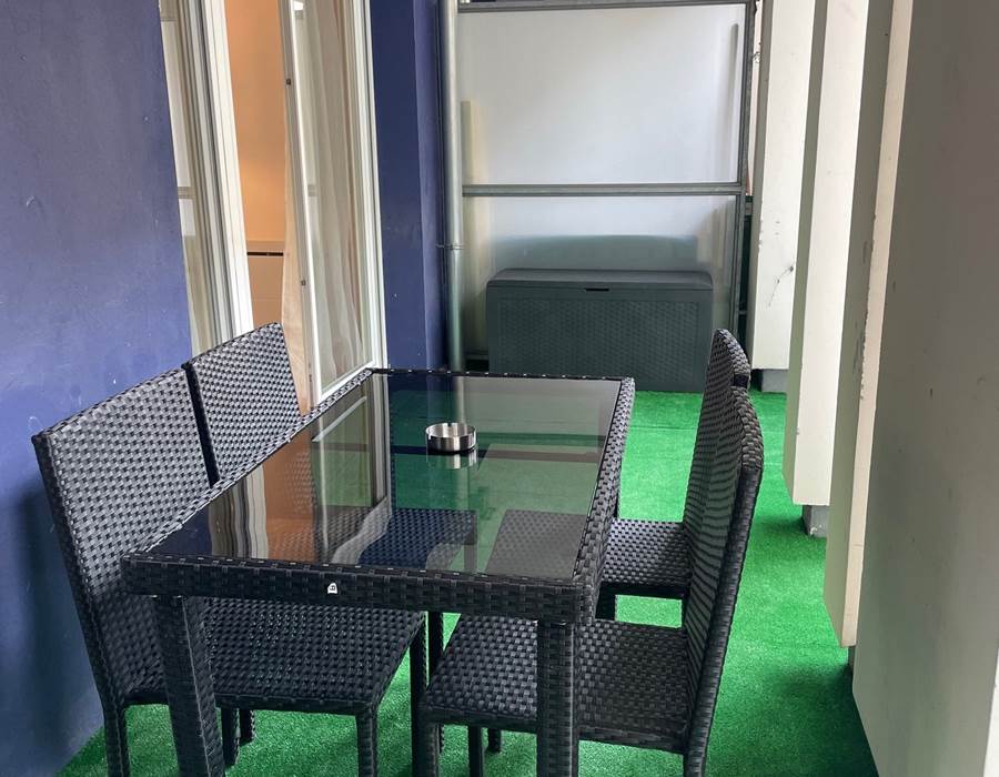 Terrasse couverte avec table de jardin