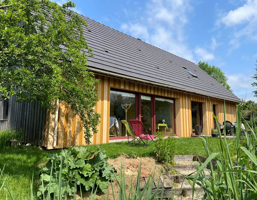 La partie de gauche (= grande baie vitrée) de notre maison vous est dédiée, vous avez une entrée indépendante.