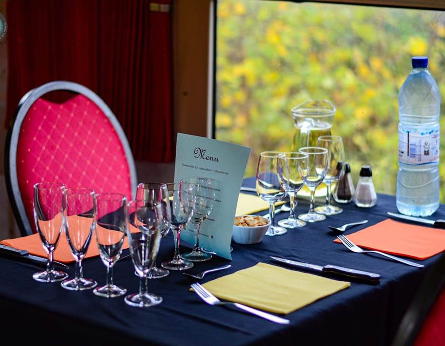 Les tables du train restaurant - Photo C. Deruelle