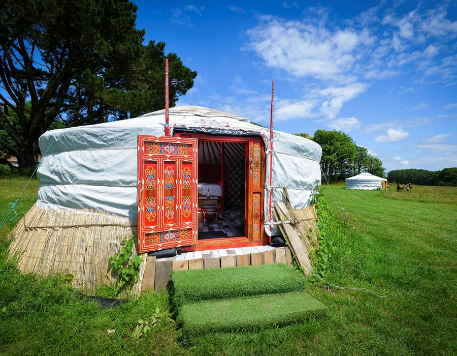 yourte rouge avec vue sur Groix