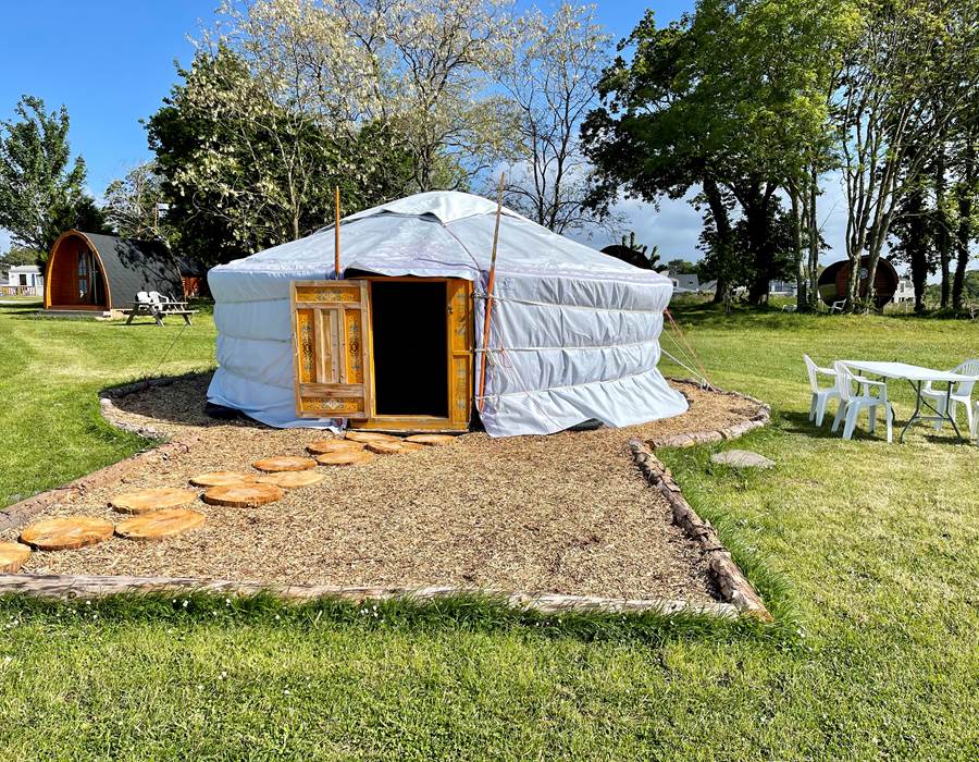 yourte orange avec vue sur mer et ile de Groix