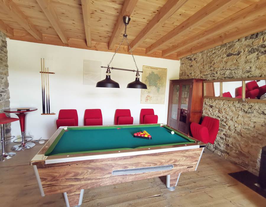 Salon : billard, DVD, PS3, livres enfants et jeux de société