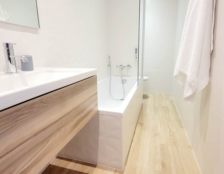 salle-de-bain-baignoire-douche-corse-domaine-cardu