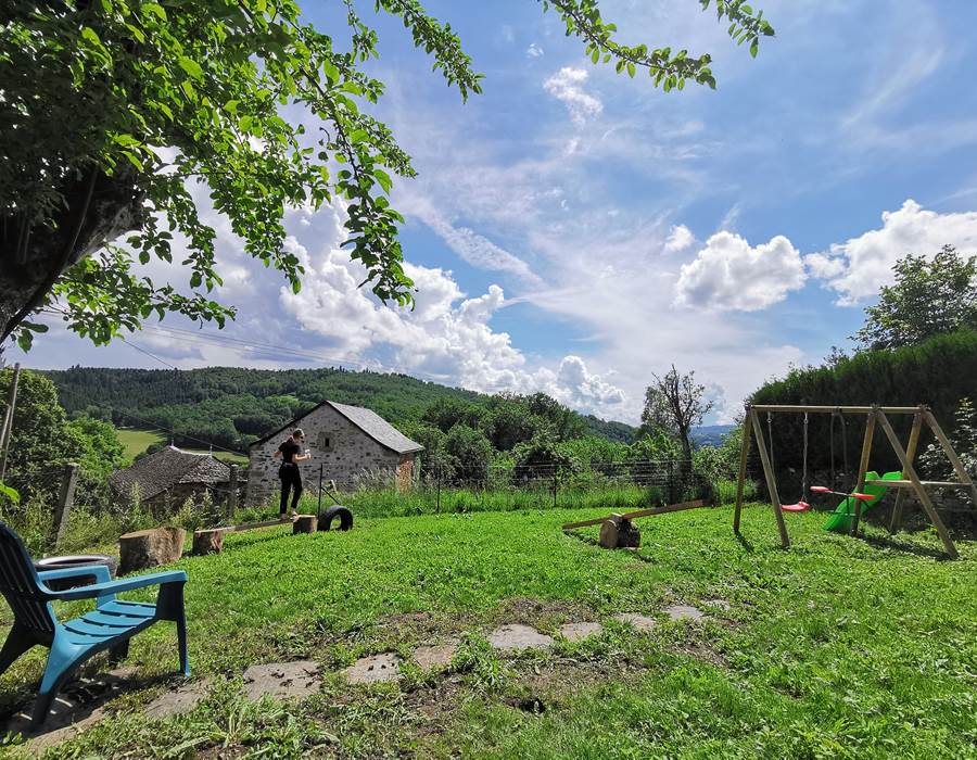 Le jardin est équipé de jeux pour les enfants : balançoires, toboggan, parcours de motricité ...