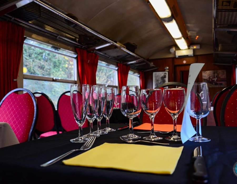 Les tables du train restaurant - Photo C. Deruelle