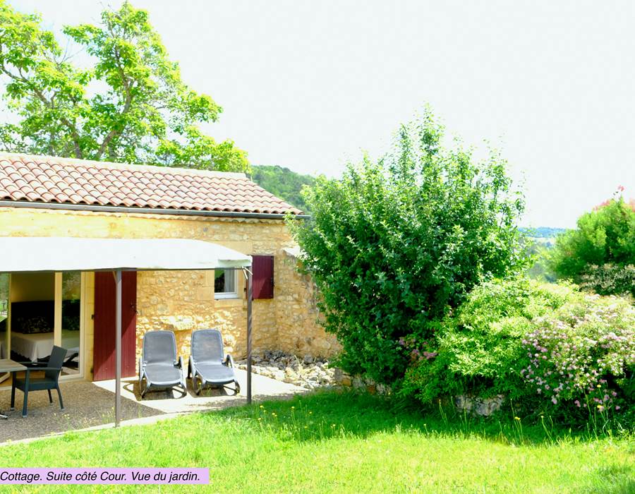 DOMAINE DU CHAMP DE L'HOSTE - chambres d'hôtes à Larzac 24170 - Dordogne - location suite côté cour - location maison de vacances - terrasse -
