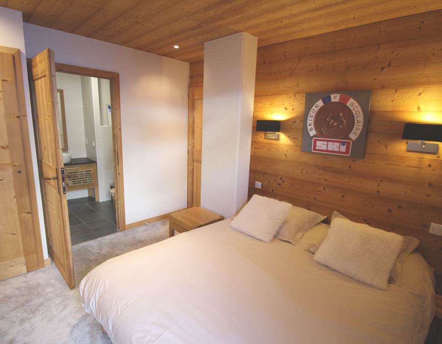 Chambre parentale avec salle de bain (largeur 160, literie neuve)