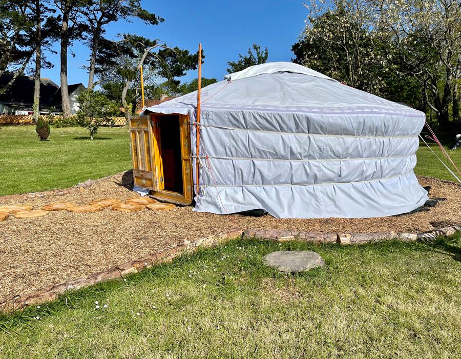 yourte orange avec vue sur mer et ile de Groix
