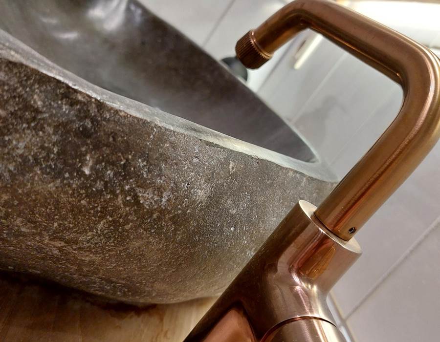 Salle de bain 2: Un douche, 1 baignoire, 1 lavabo.