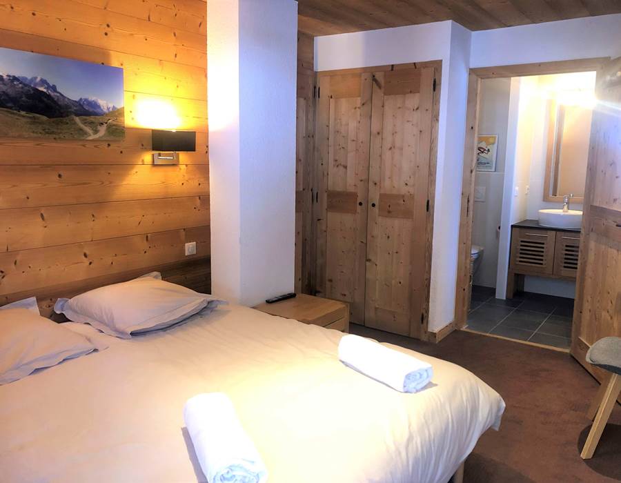 Chambre parentale avec salle de bain (largeur 160, literie neuve)