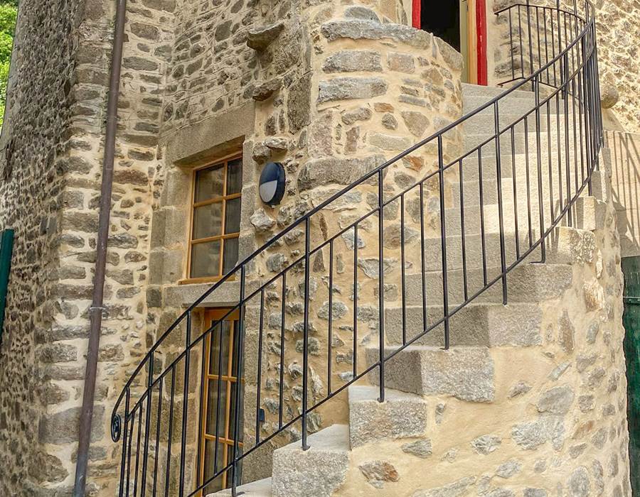 Escalier extérieur menant aux appartements
