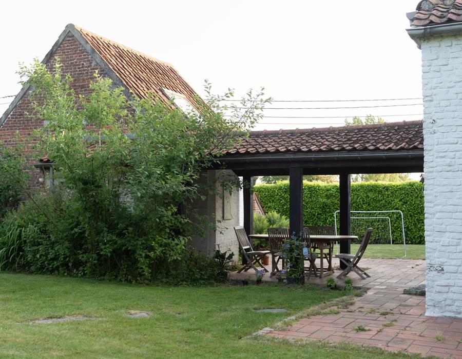 chambre dans bâti indépendant à gauche ( vue depuis le jardin) mitoyen avec les propriétaires