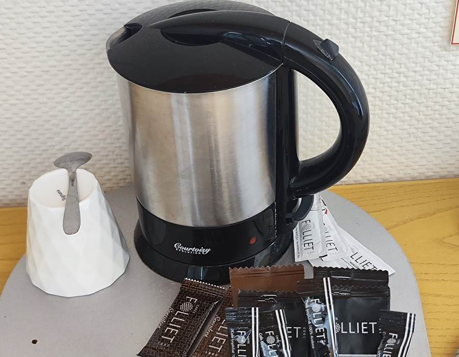 le-Sherman-hotel-thé-café-réfrigérateur-coffre-fort-salle de bain-et-toilettes-séparées