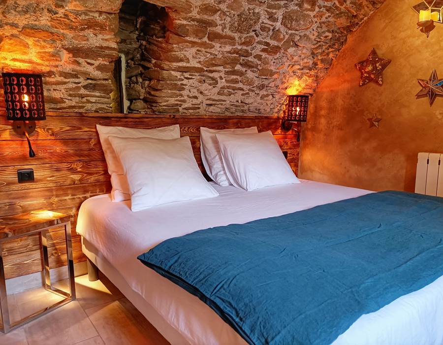 Lit confortable et déco soignée