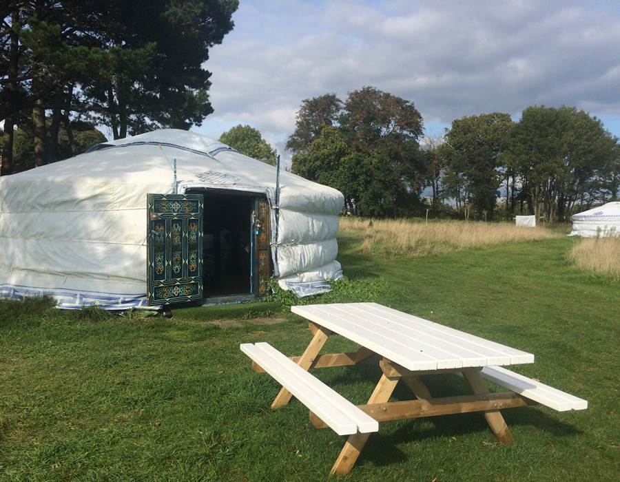 yourte verte avec vue sur mer et ile de Groix