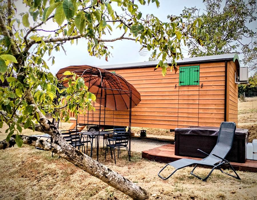 roulotte verte SERENITE avec SPA privatif salon de jardin et parasol