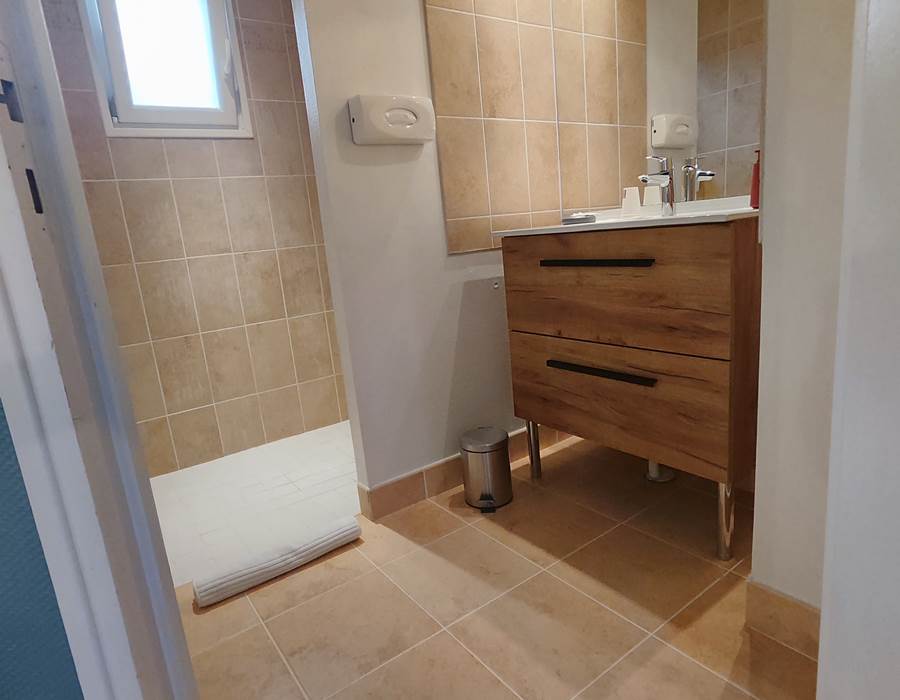 chambre-vue-terrasse-grande-douche-toilettes-séparées-vingt-cinq-m²