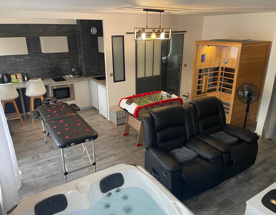 Sauna, jacuzzi, table de jeux, table de massage, fauteuils massants, ..