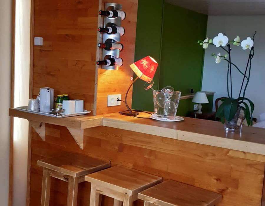 Chambre Paul Rebeyrolle - espace accueil - bar- détente - rénovation juin 2021 Le Ranch des Lacs