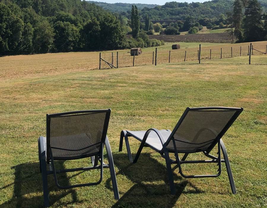 DOMAINE DU CHAMP DE L'HOSTE - chambres d'hôtes à Larzac 24170 - Dordogne - location suite côté pré - location maison de vacances - suite de charme - terrasse et vue -