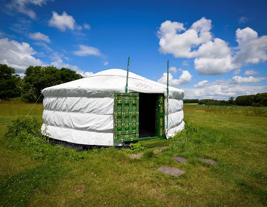 yourte verte avec vue sur mer et ile de Groix