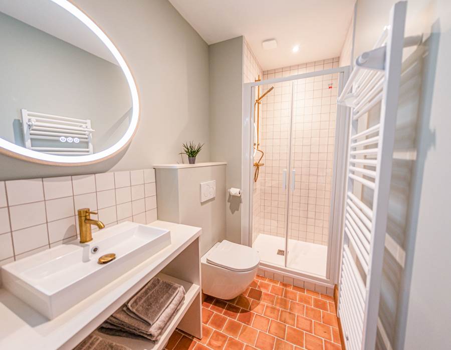 Salle de douche en tomettes, avec WC