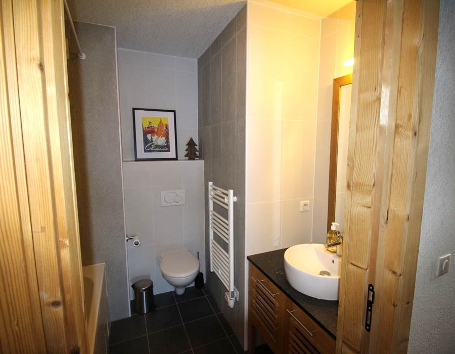 Salle de bain avec WC