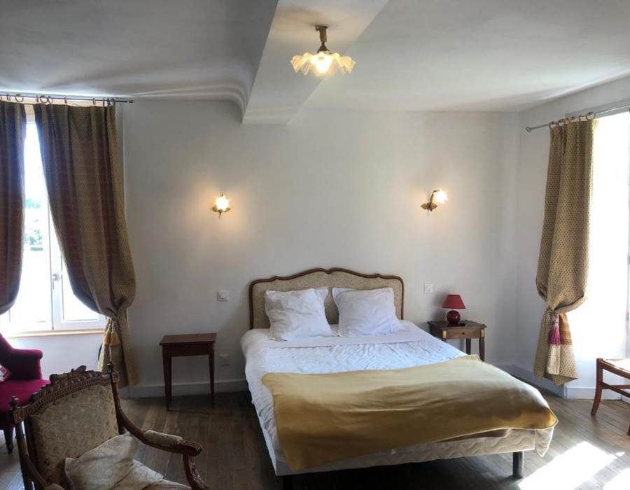 grande chambre et lit queen size 160 x 200