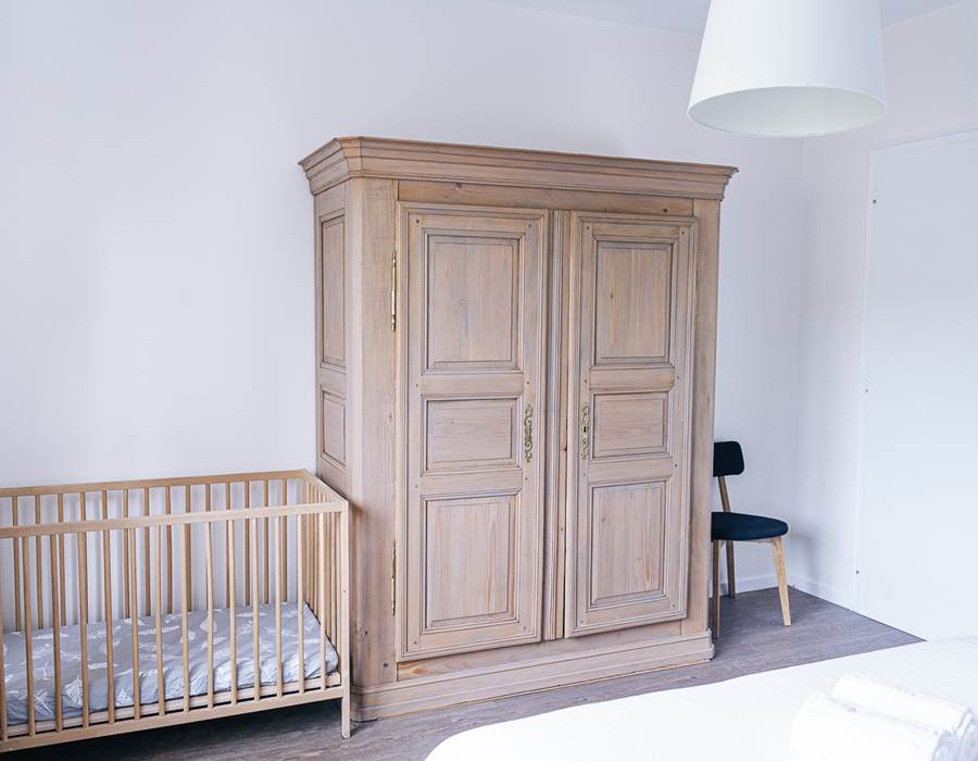 armoire + lit bébé / wardrobe + cot