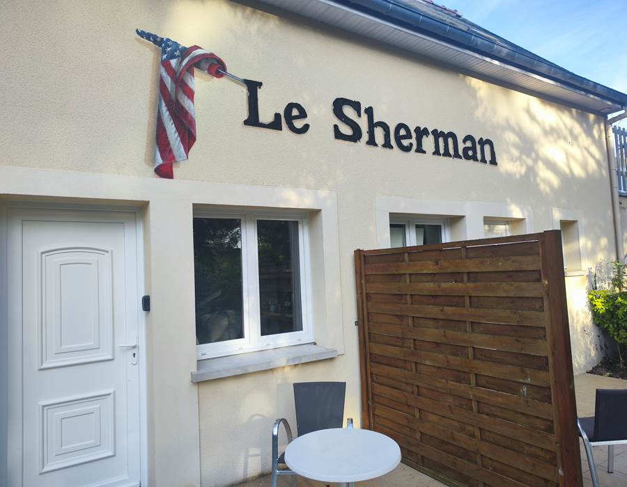 le-sherman-décoration-véhicule-militaire-ww2-enseigne-graffeur-drapeau-améraicain