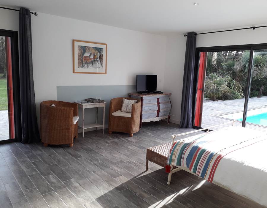 La chambre donne sur la piscine