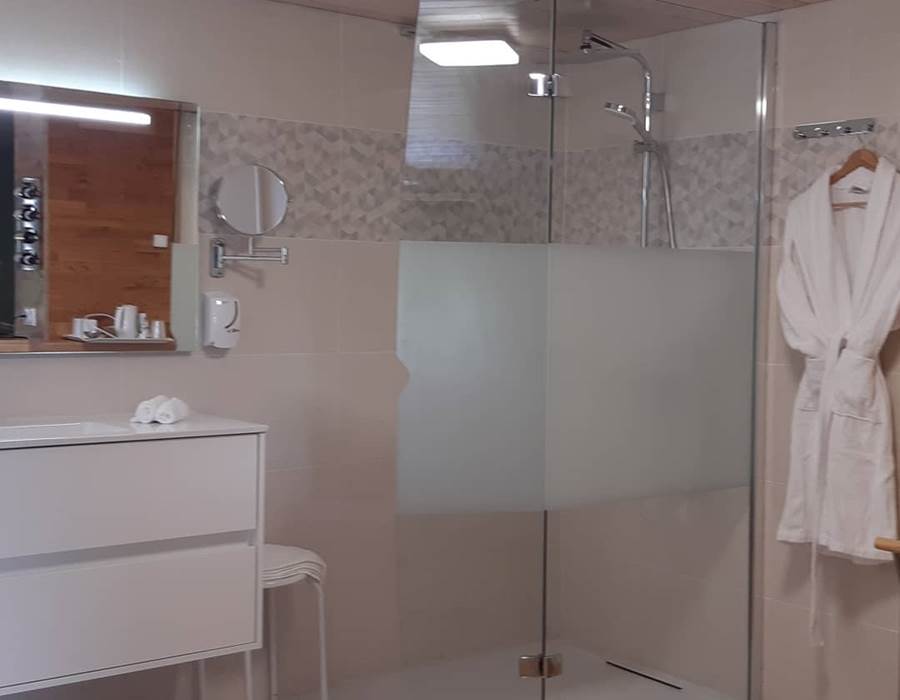 salle d'eau ouverte chambre Paul Rebeyrolle - rénovation juin 2021 Le Ranch des Lacs