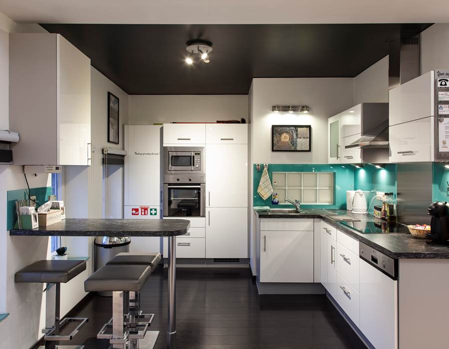 Cuisine avec four et four micro onde.